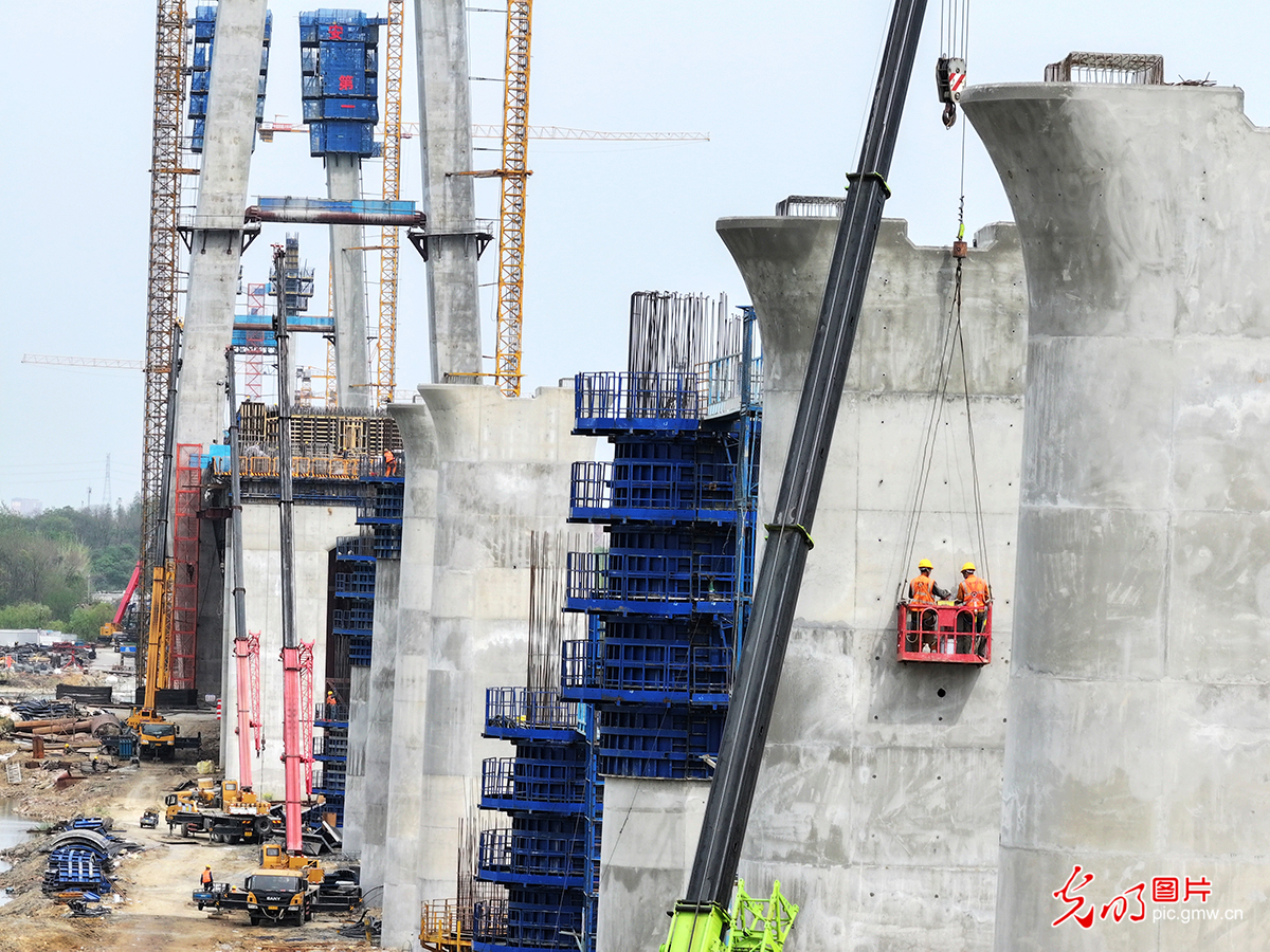 江苏扬州：跨京杭大运河斜拉桥建设有序推进
