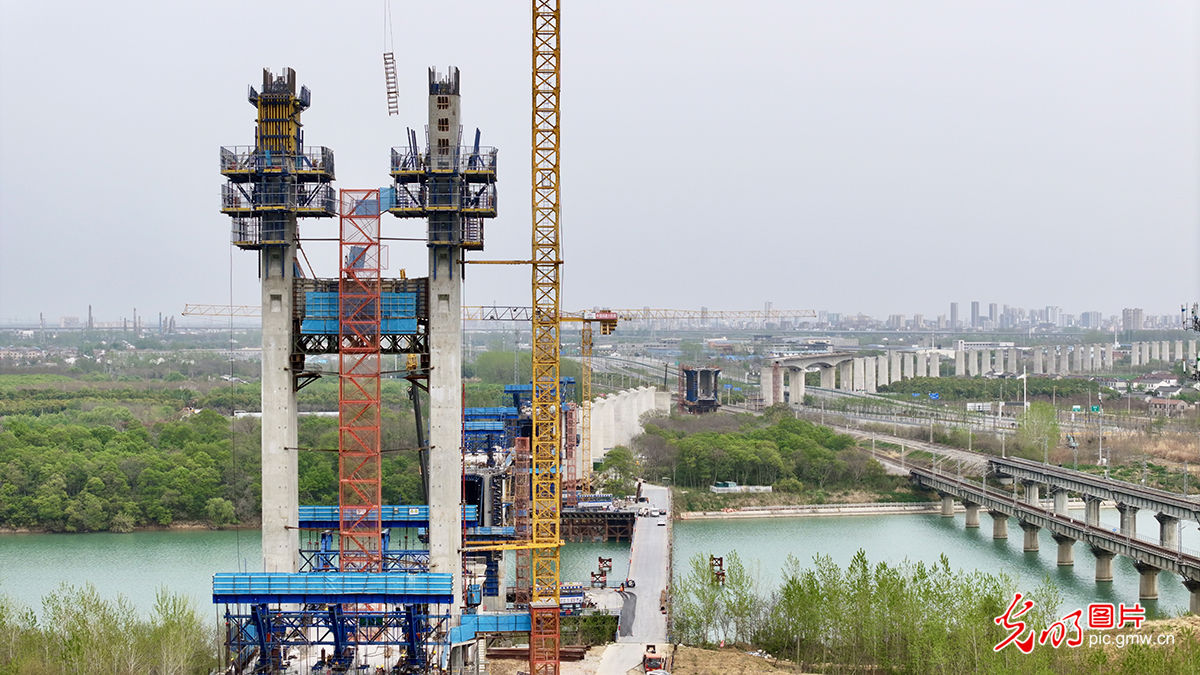 江苏扬州：跨京杭大运河斜拉桥建设有序推进