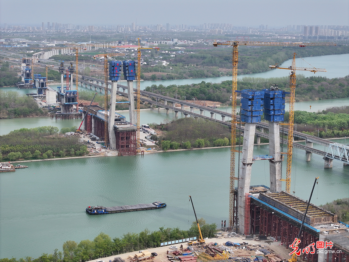 江苏扬州：跨京杭大运河斜拉桥建设有序推进