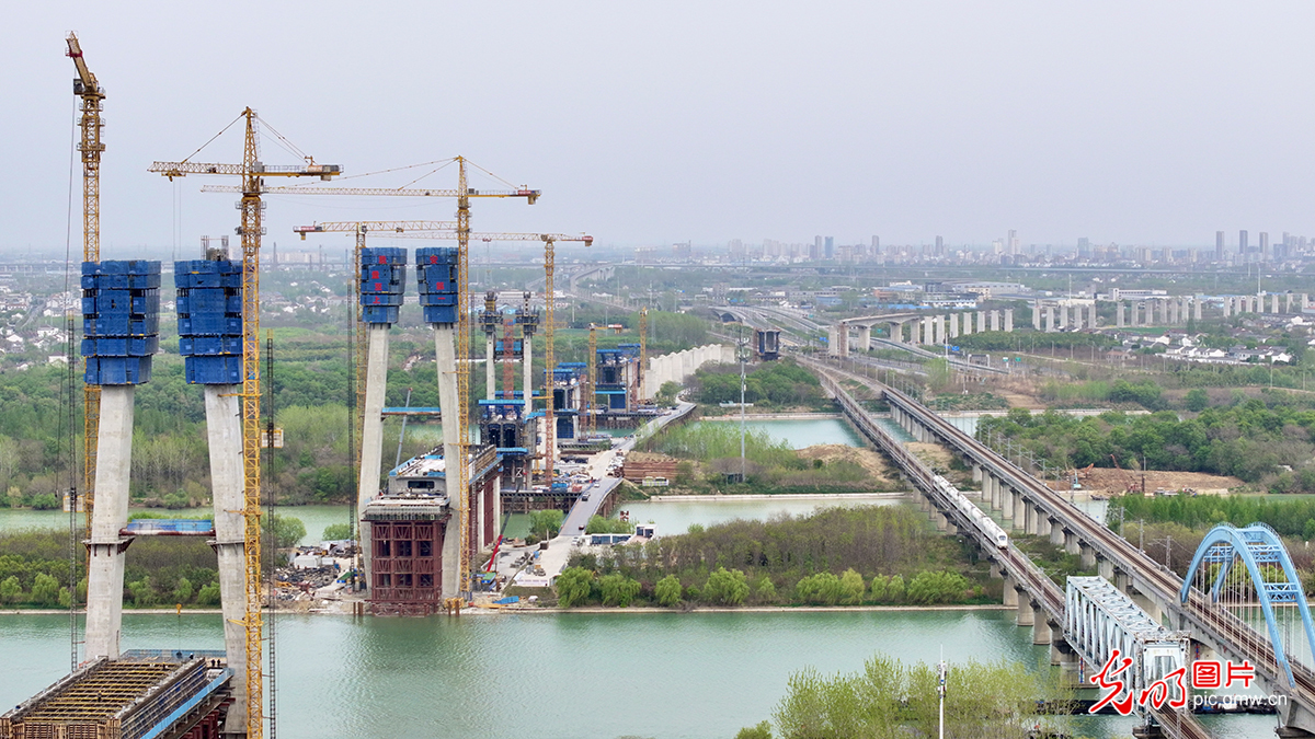 江苏扬州：跨京杭大运河斜拉桥建设有序推进
