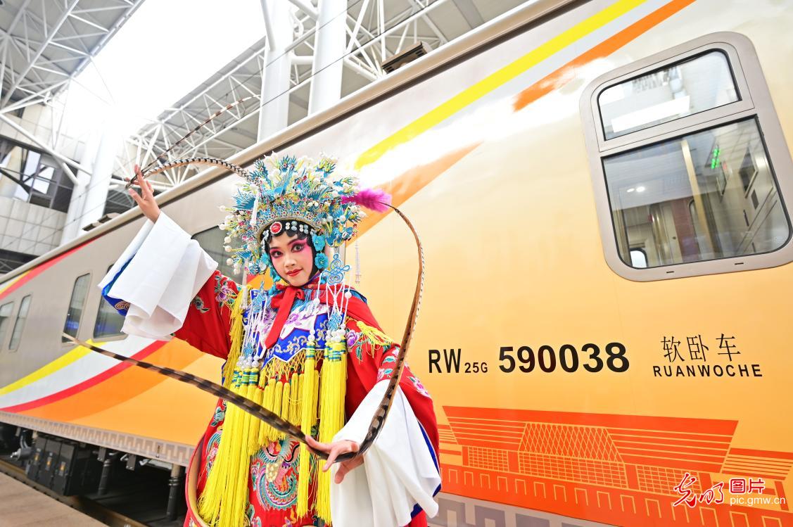 “中原铁道·大河之南号”特色旅游列车试运行