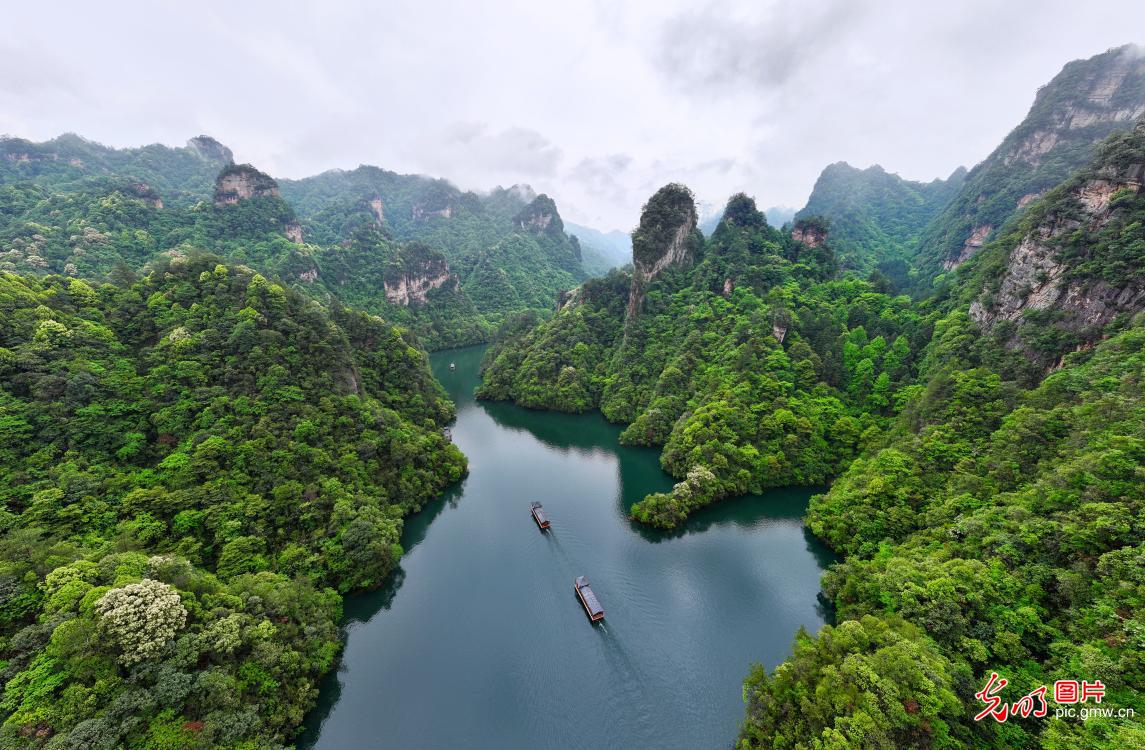 山青水秀引客来
