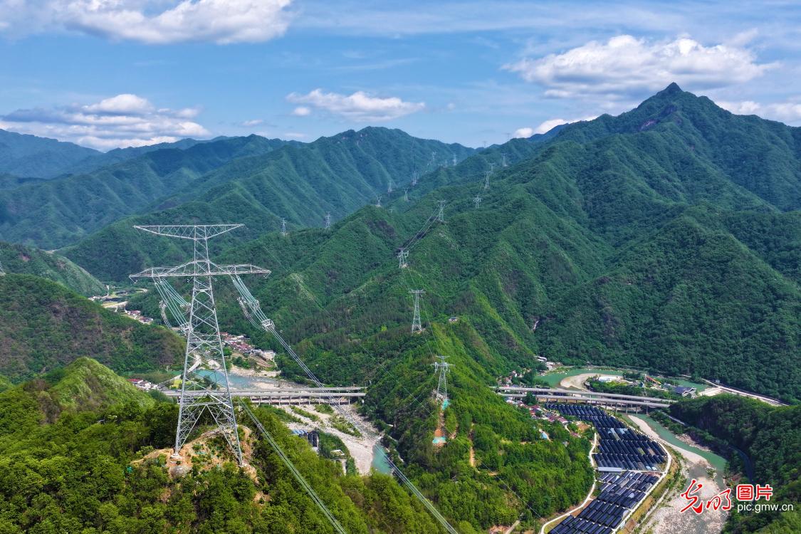 “沙戈荒”绿色能源跨越秦岭山脉