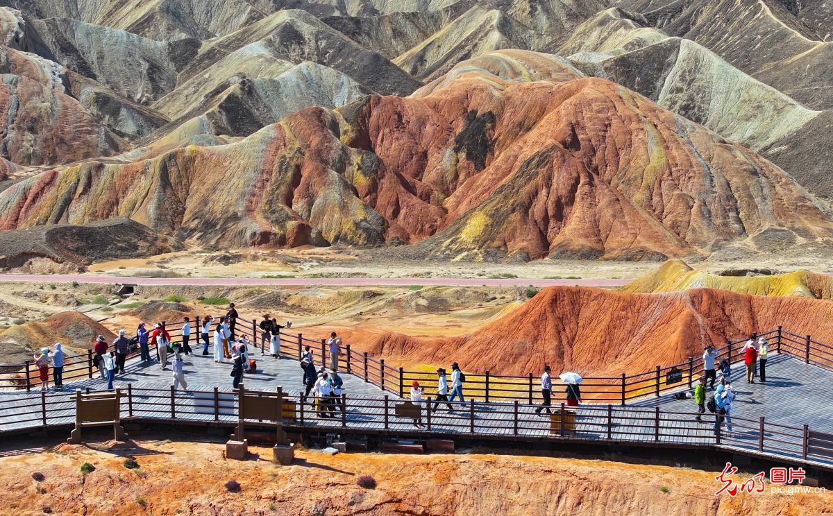 七彩丹霞地质公园游客多
