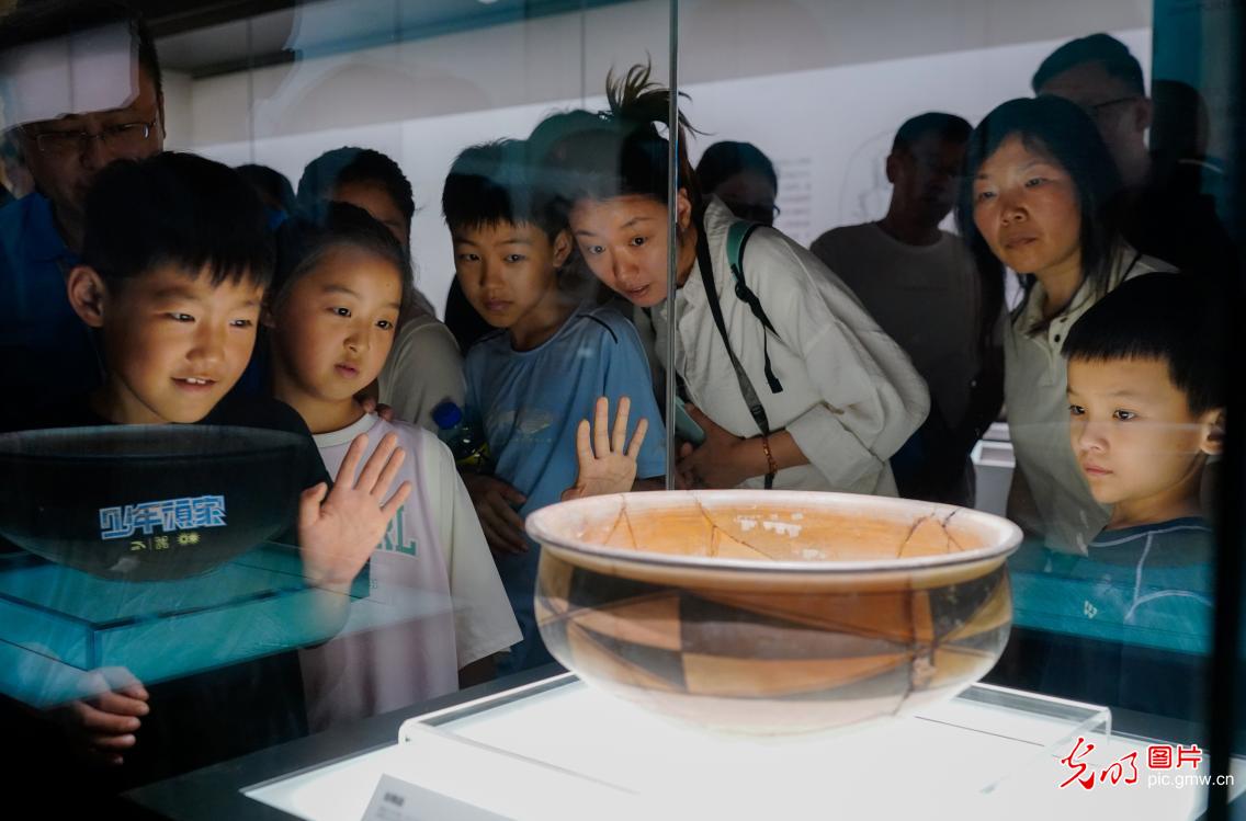 端午假期“文博热” 市民观展兴致浓