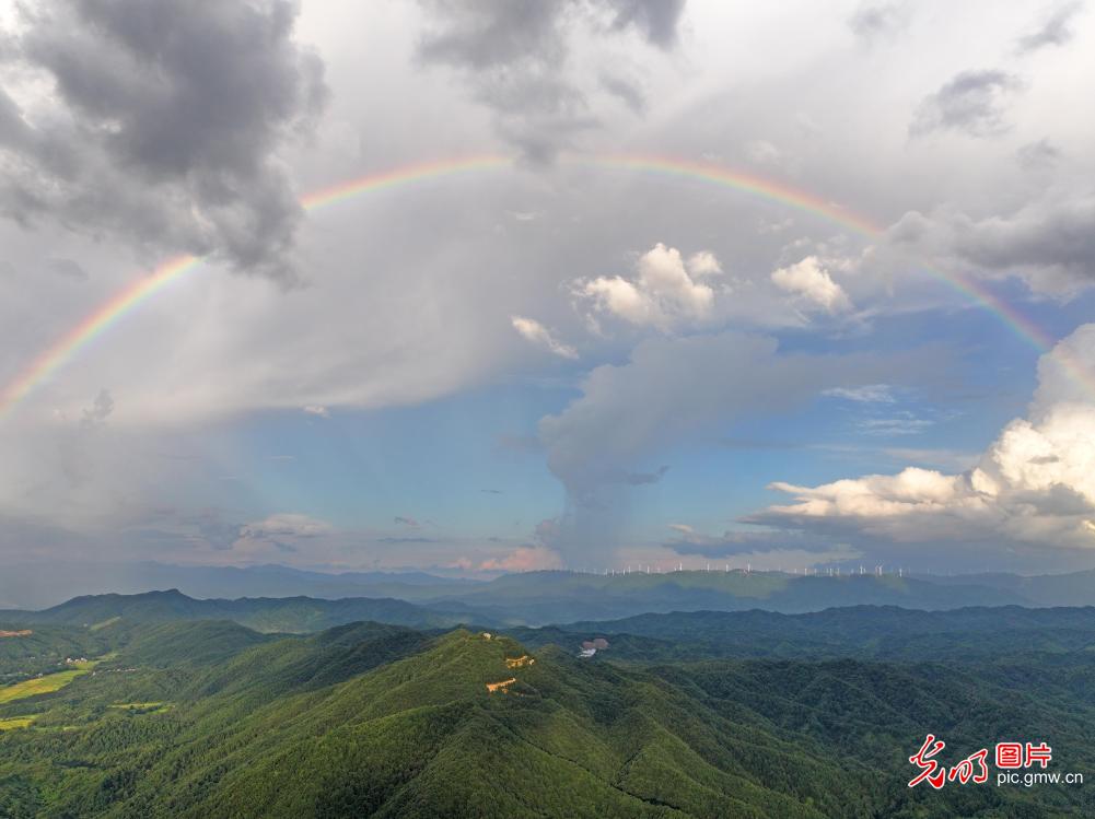 雨过天晴多地现彩虹景象