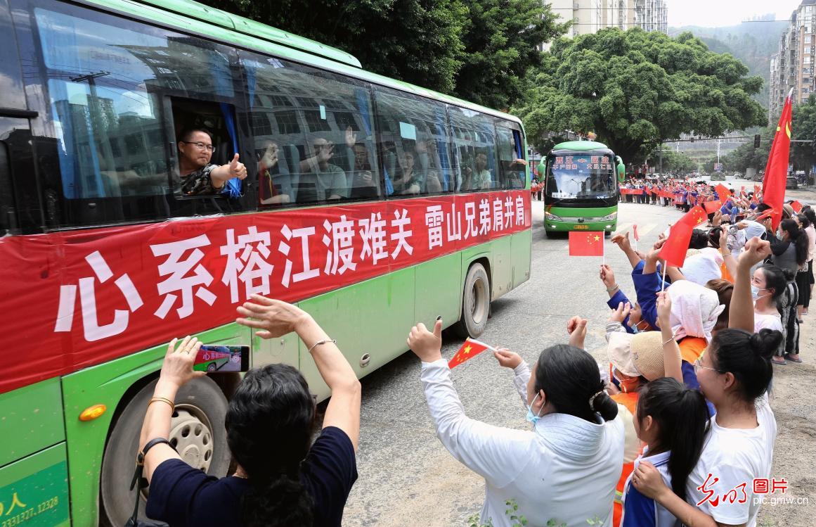 贵州榕江：群众送别抗洪抢险救援队伍