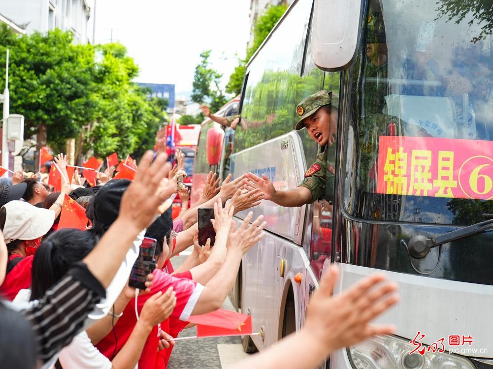 贵州榕江：群众送别抗洪抢险救援队伍