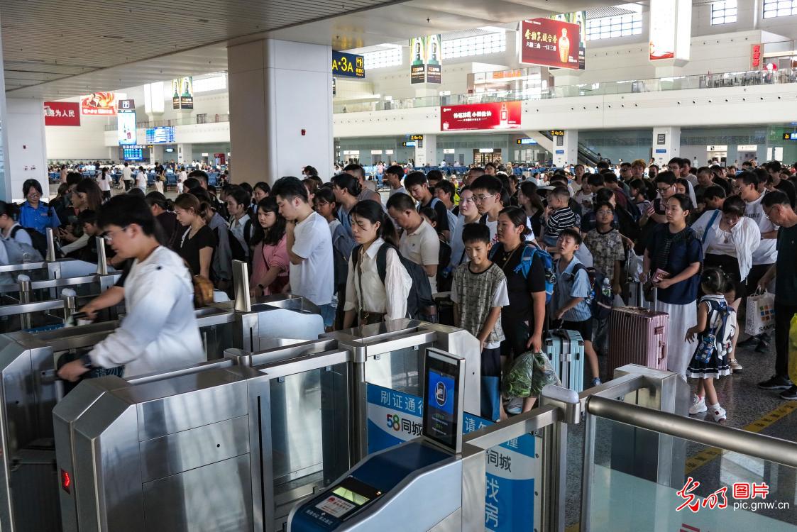 2025暑运拉开帷幕 开启出行“新时速”