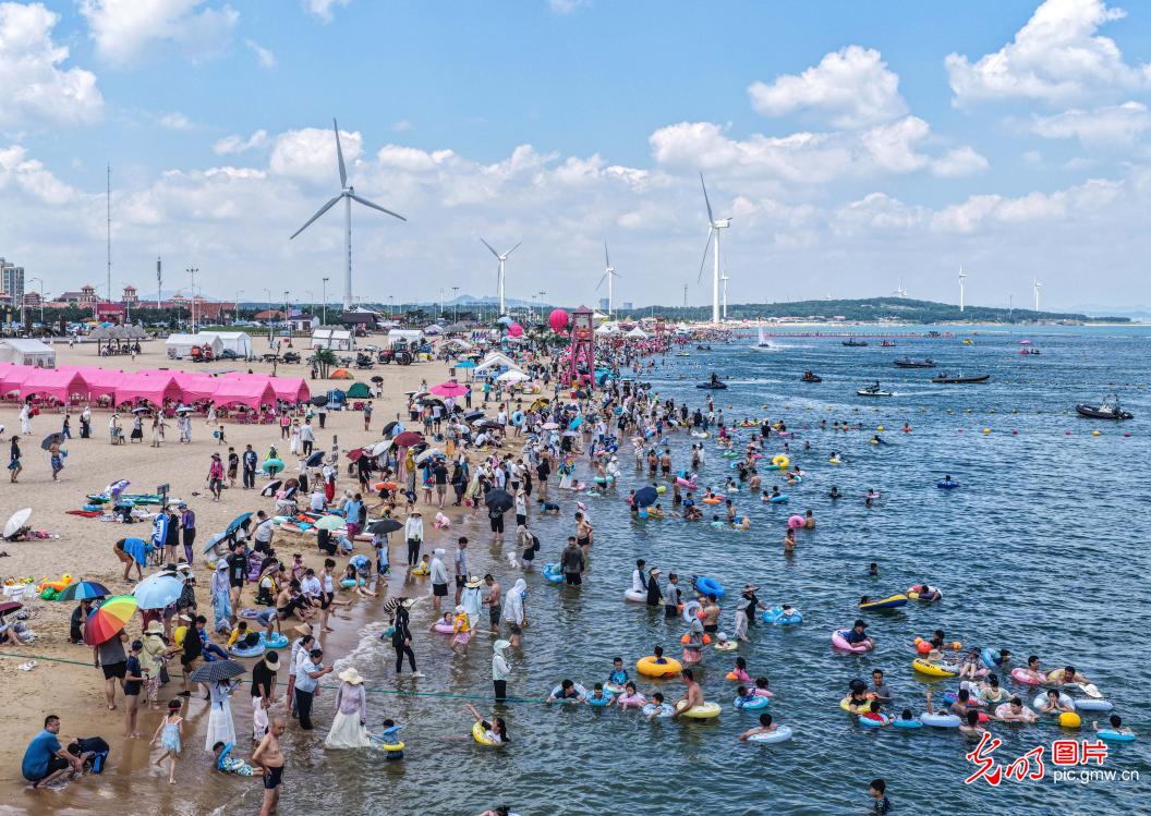 戏水纳凉乐享夏日