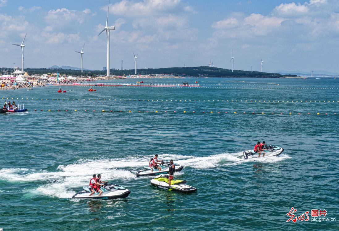 戏水纳凉乐享夏日