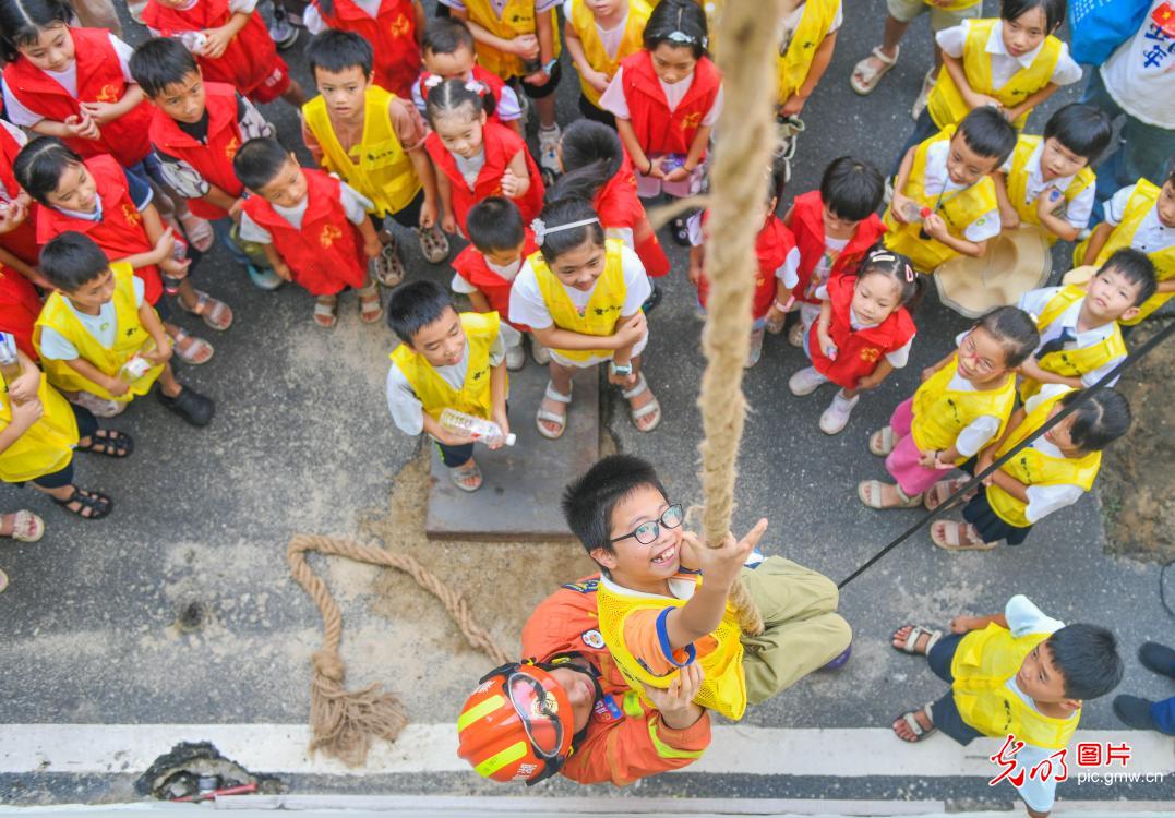 消防营里度暑假