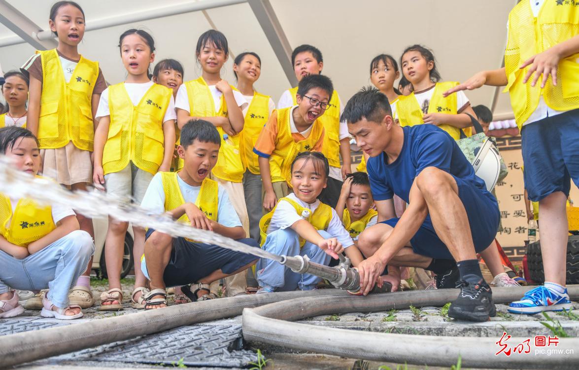 消防营里度暑假