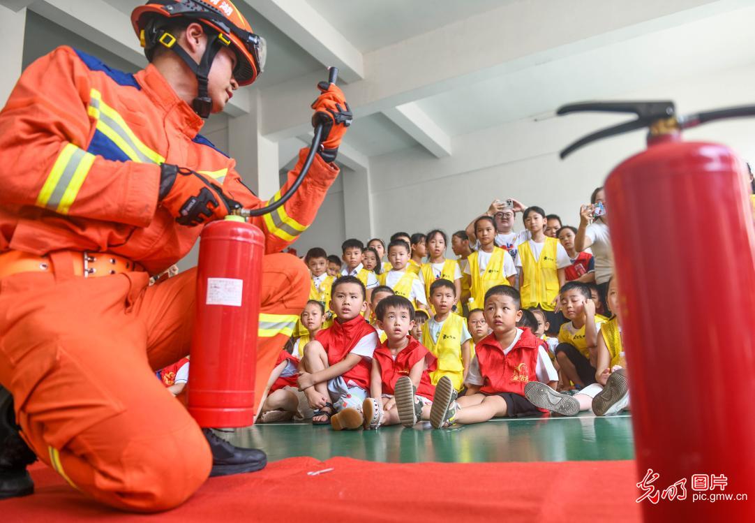 消防营里度暑假