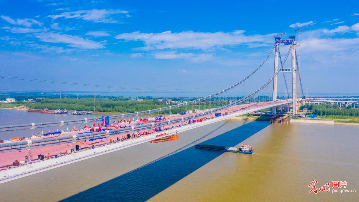 双柳长江大桥顺利合龙