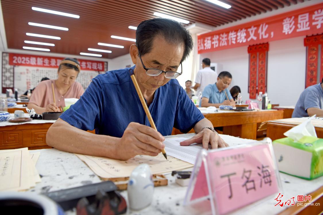 高校师生手写新生录取通知书