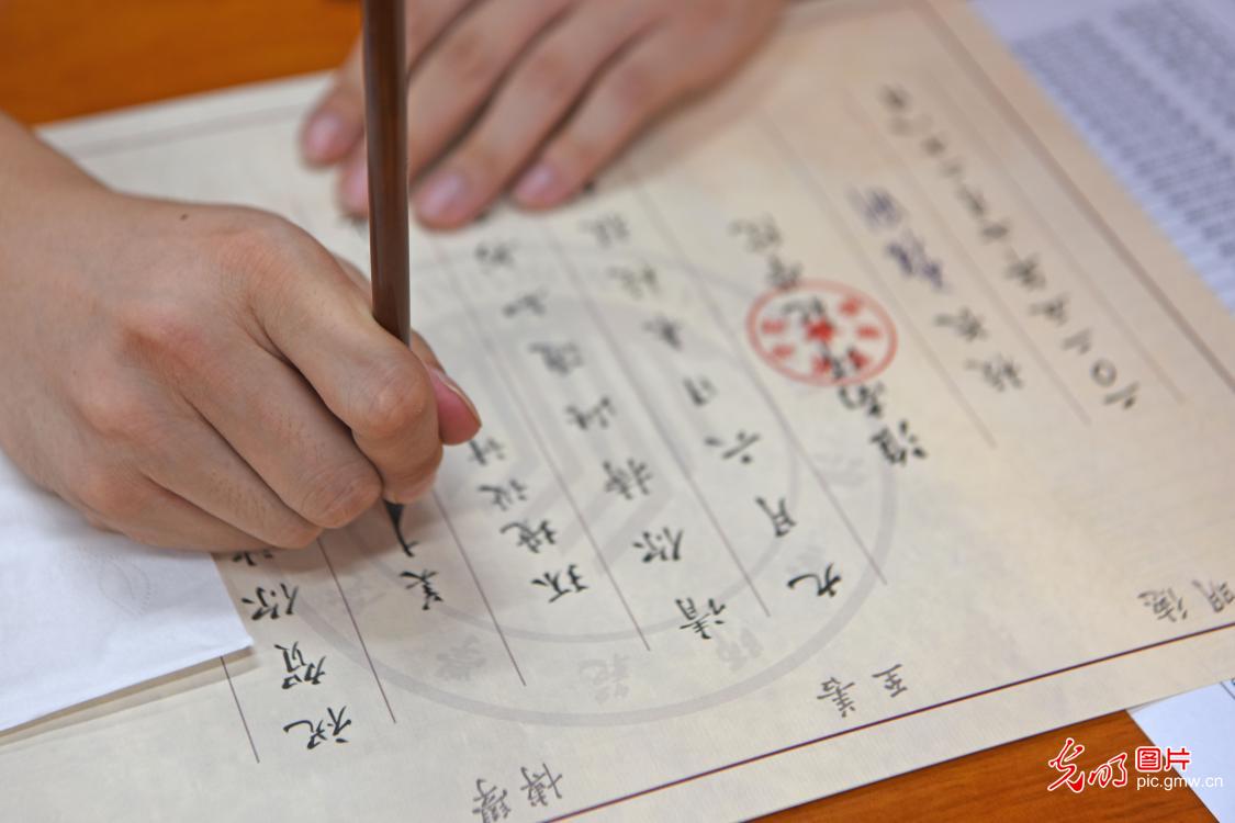 高校师生手写新生录取通知书