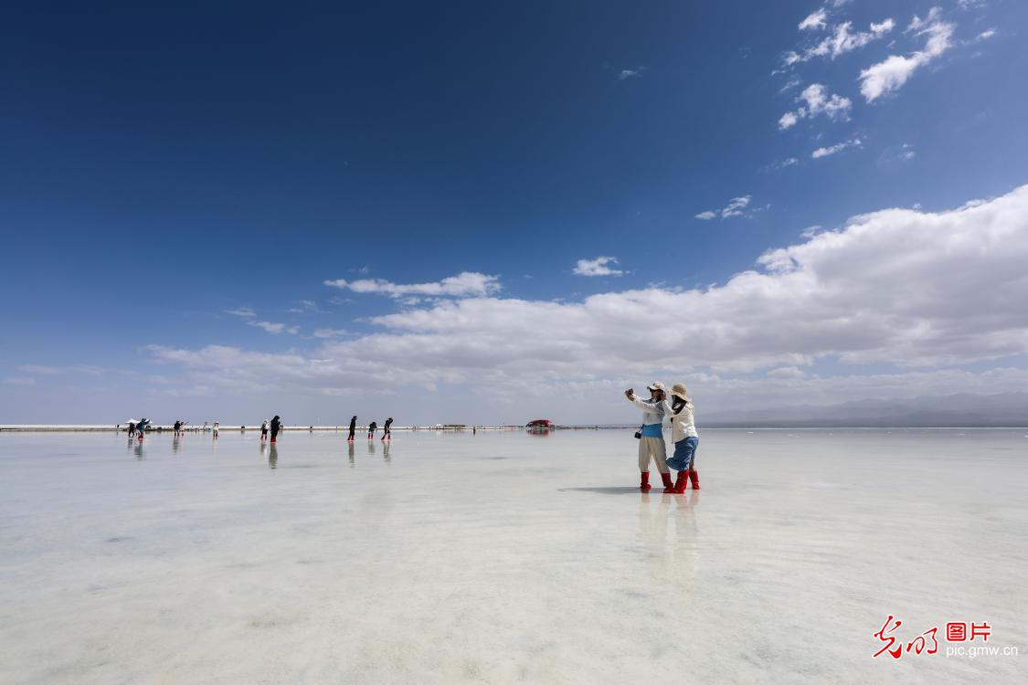 茶卡盐湖风光迷人