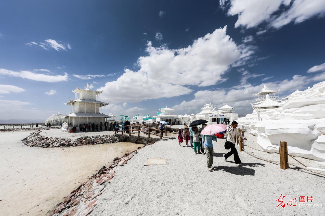 茶卡盐湖风光迷人