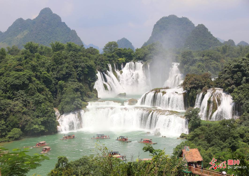 德天瀑布迎来旅游旺季