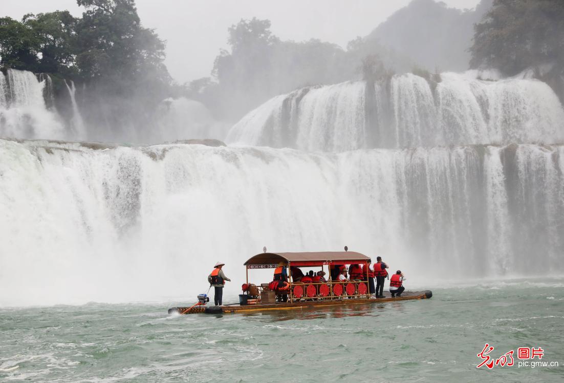 德天瀑布迎来旅游旺季