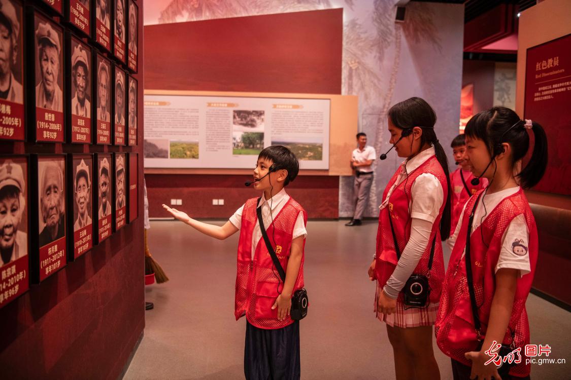 小小讲解员 暑期显身手