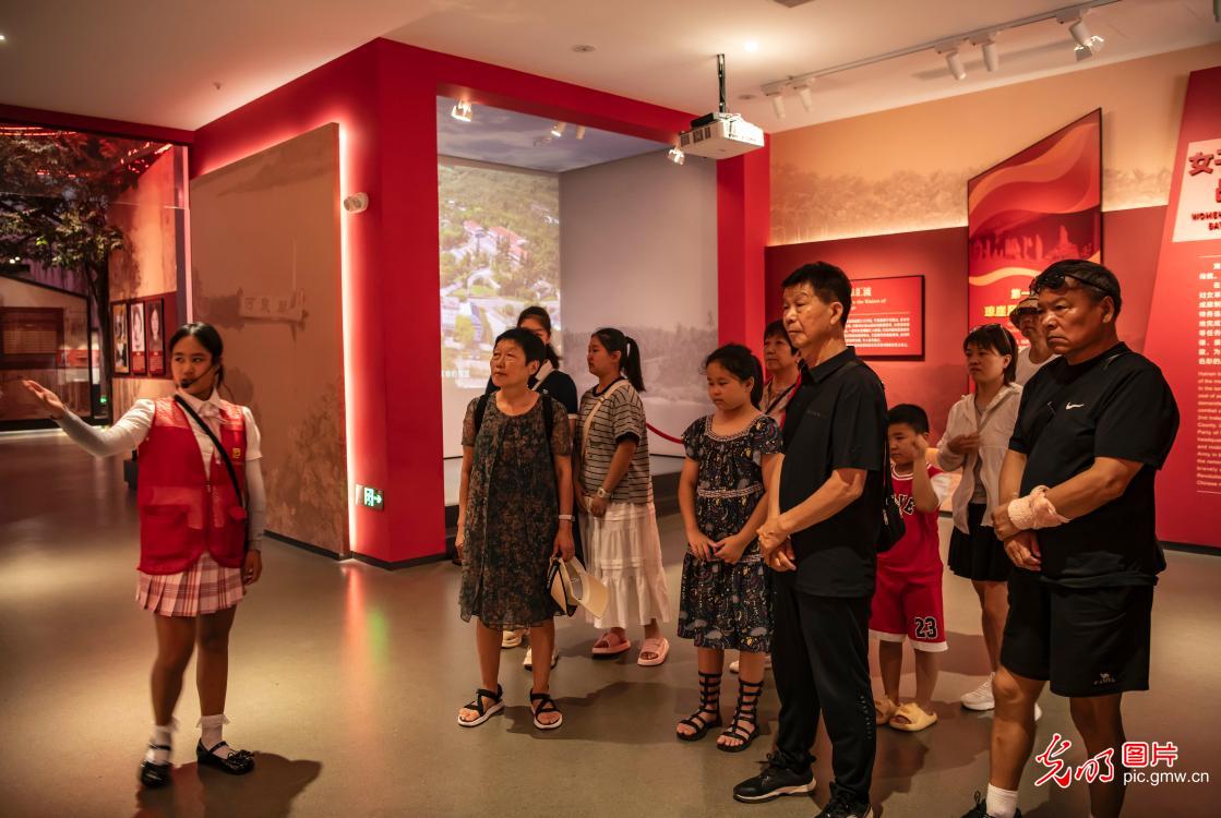 小小讲解员 暑期显身手