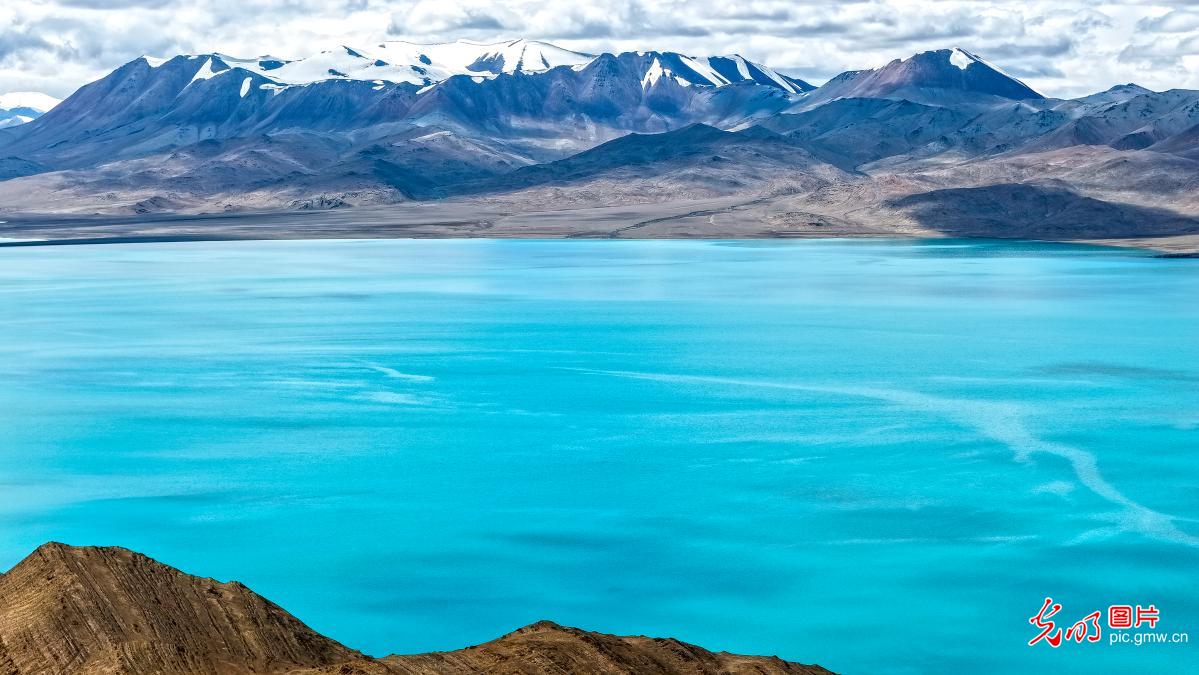 黑石北湖湖水澄蓝宛若宝石