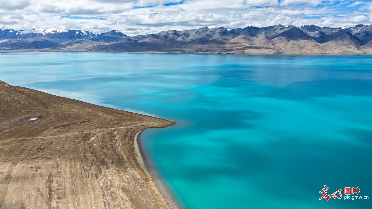 黑石北湖湖水澄蓝宛若宝石