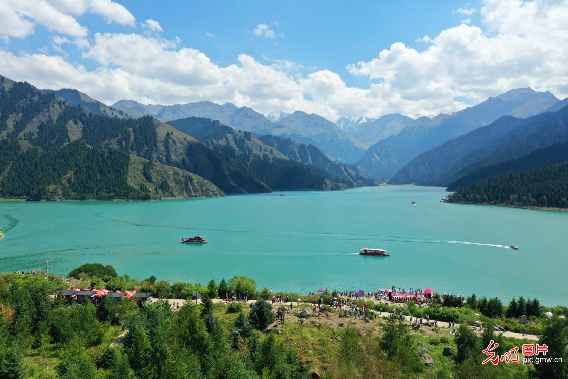 天山天池美景引客来