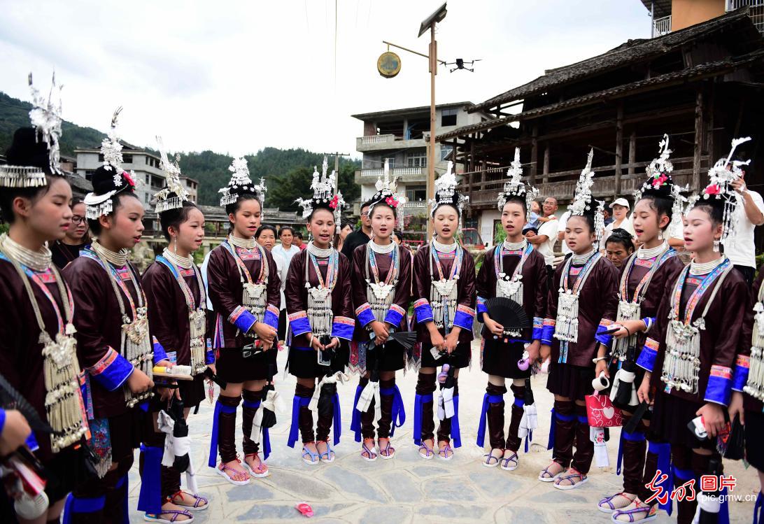 侗族少年欢度成人礼