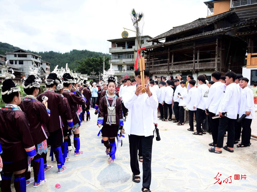 侗族少年欢度成人礼