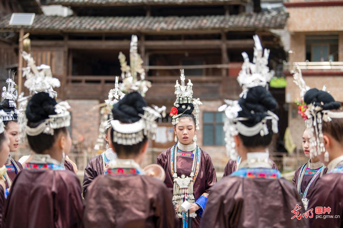 侗族少年欢度成人礼