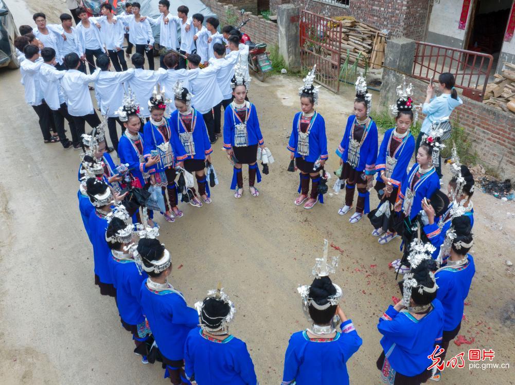 侗族少年欢度成人礼