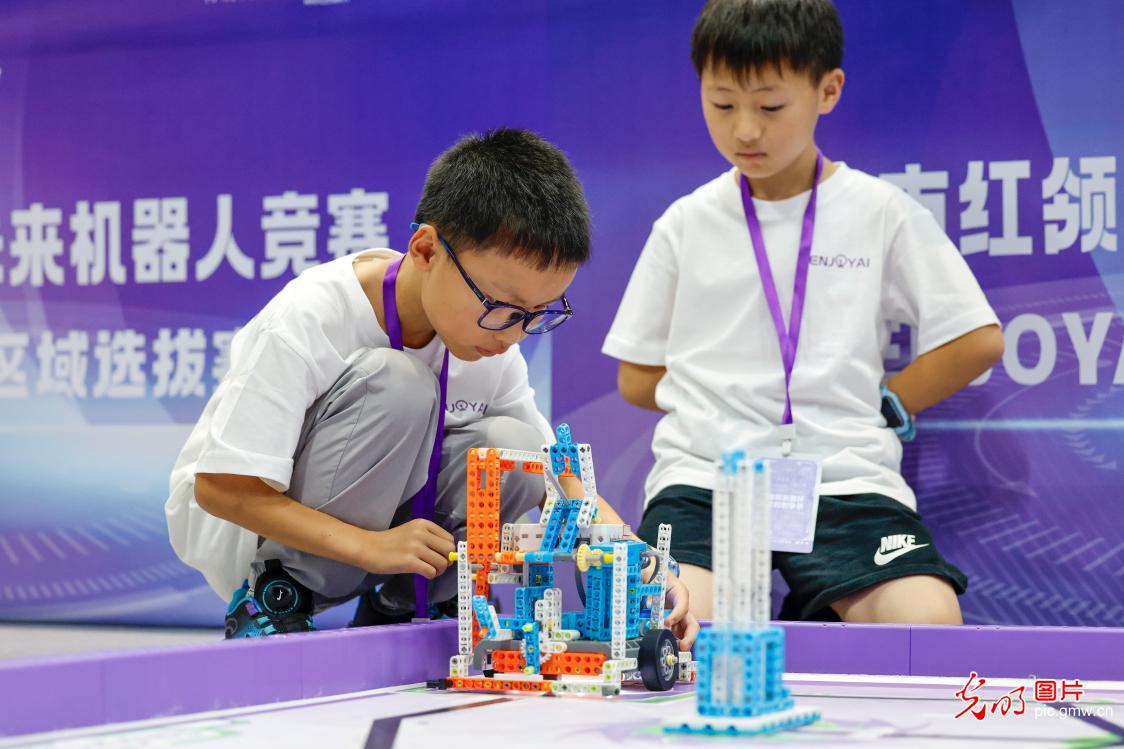黄山青少年机器人赛开赛 百名选手编程竞技展创新