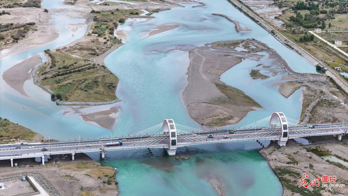 河展高原 雄浑灵动