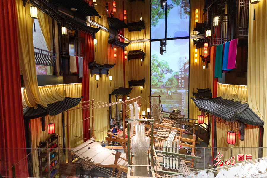 【世运非遗竞技场】世运舞台上 蜀绣针法在“说话”