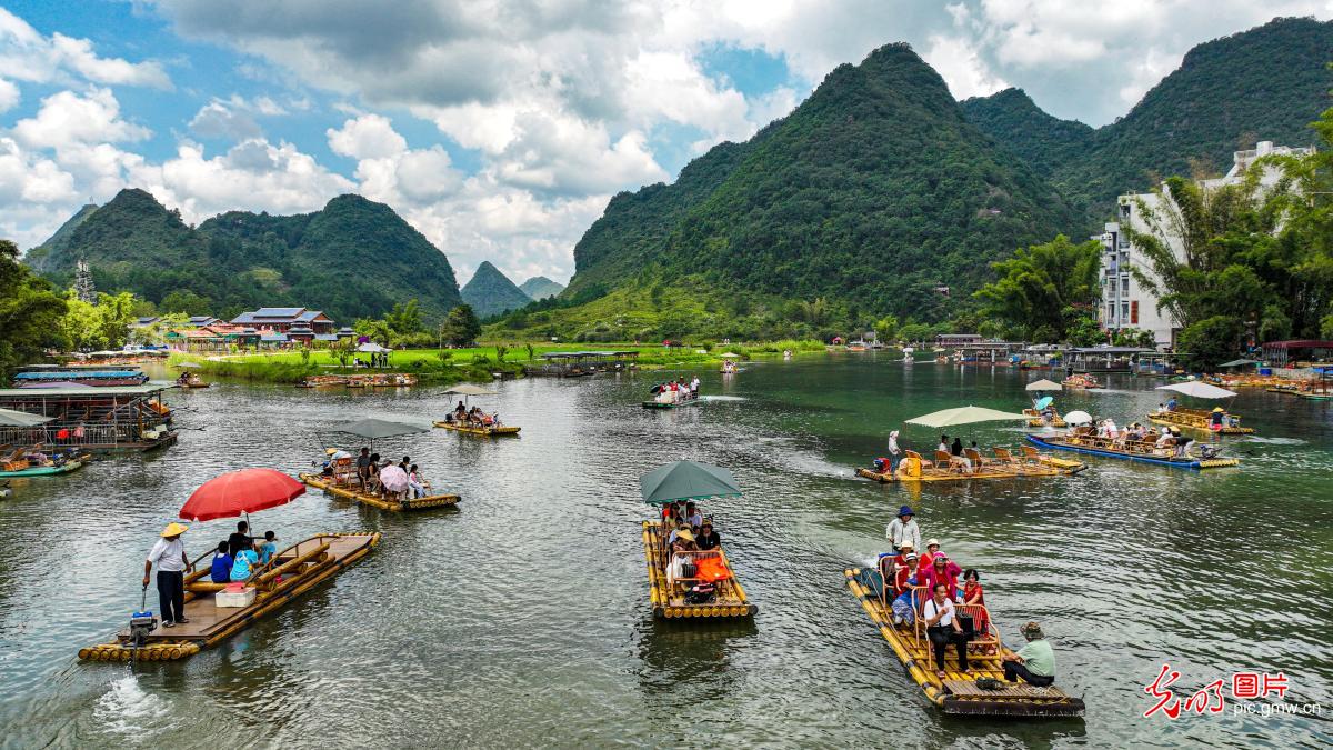 竹排泛碧波 山水引客来
