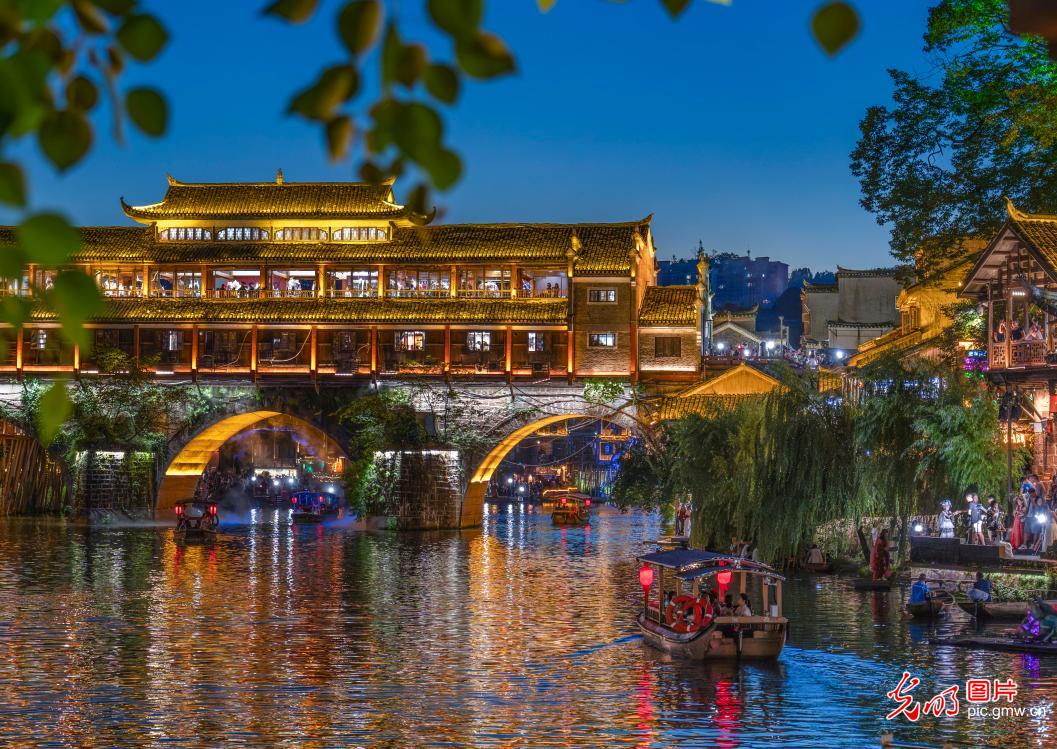 古城璀璨夜色引客来