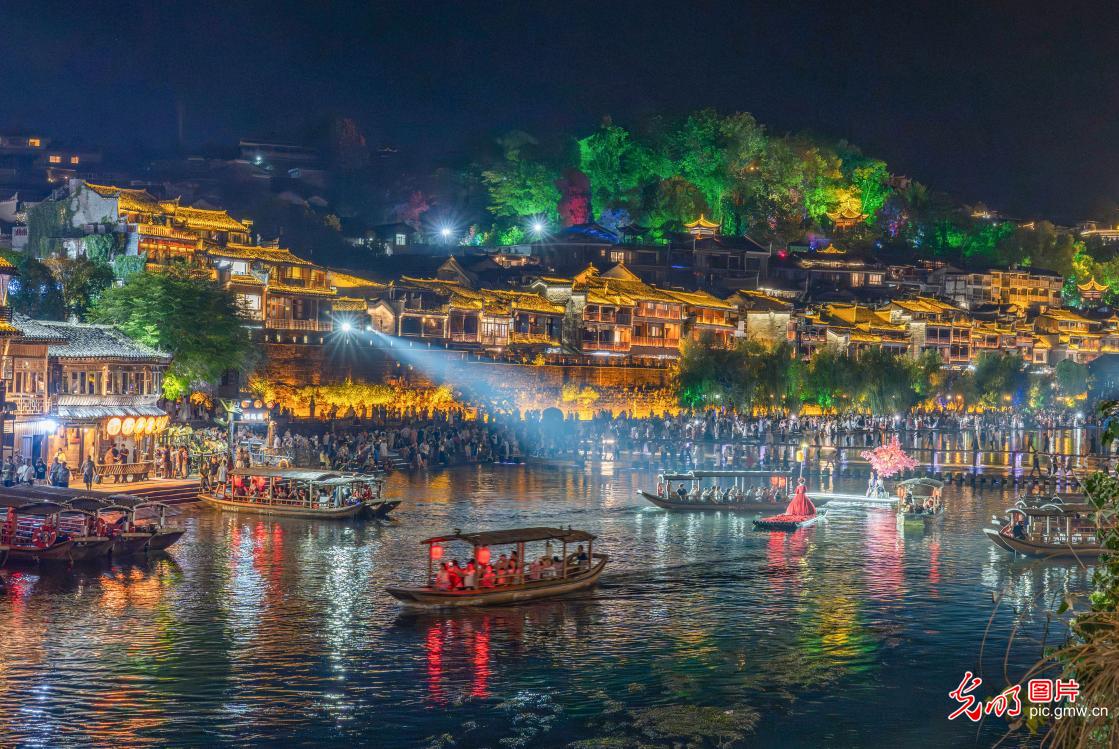 古城璀璨夜色引客来