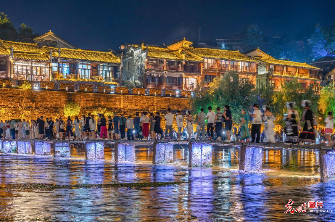 古城璀璨夜色引客来