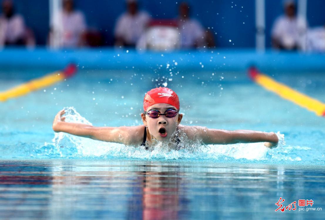 泳池逐浪 尽显风采