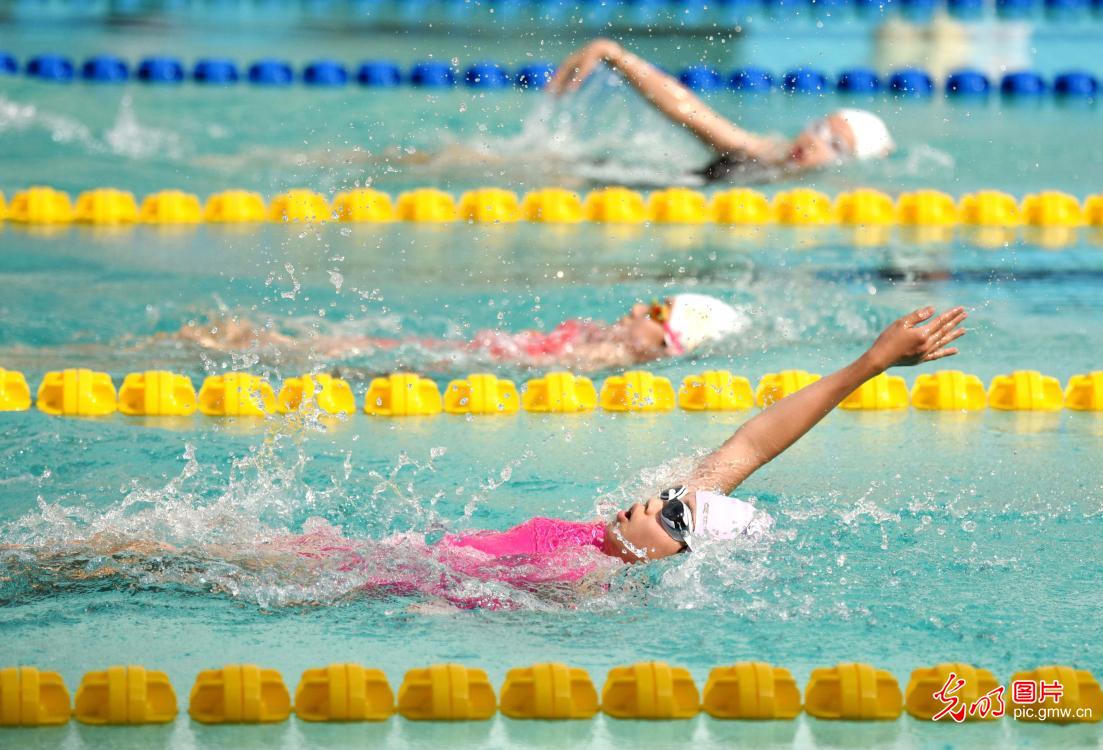 泳池逐浪 尽显风采