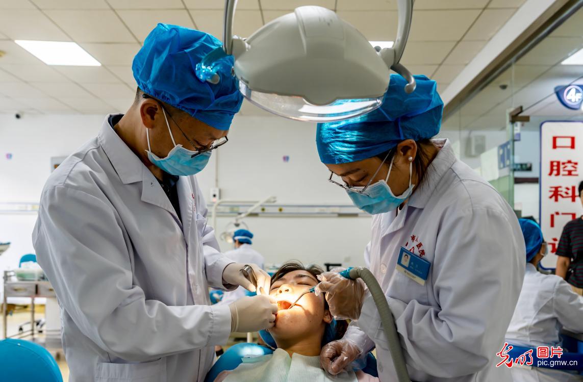 坚守岗位迎接“中国医师节”