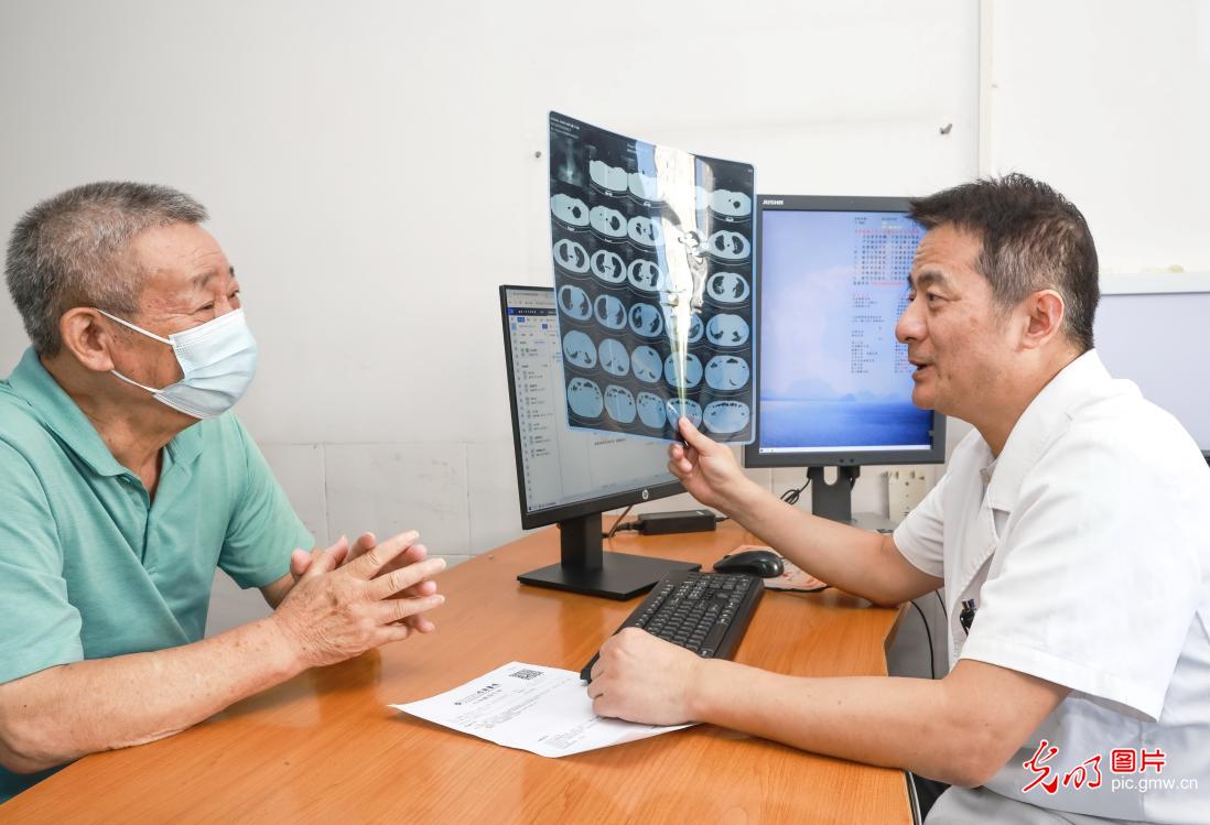 坚守岗位迎接“中国医师节”