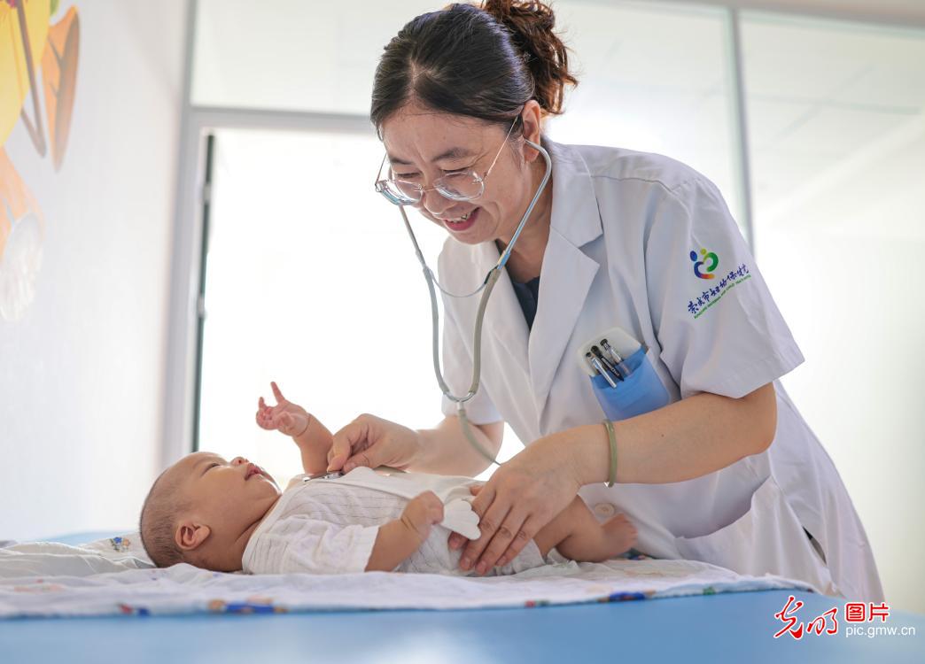 坚守岗位迎接“中国医师节”