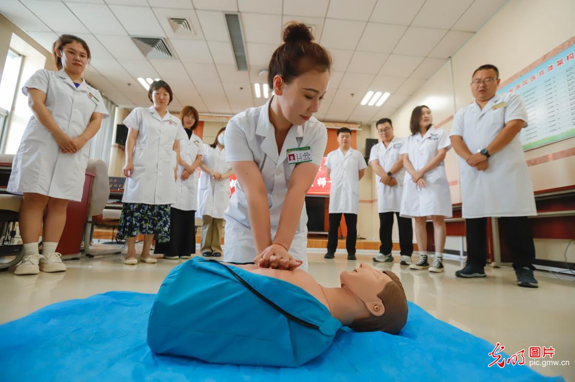 坚守岗位迎接“中国医师节”