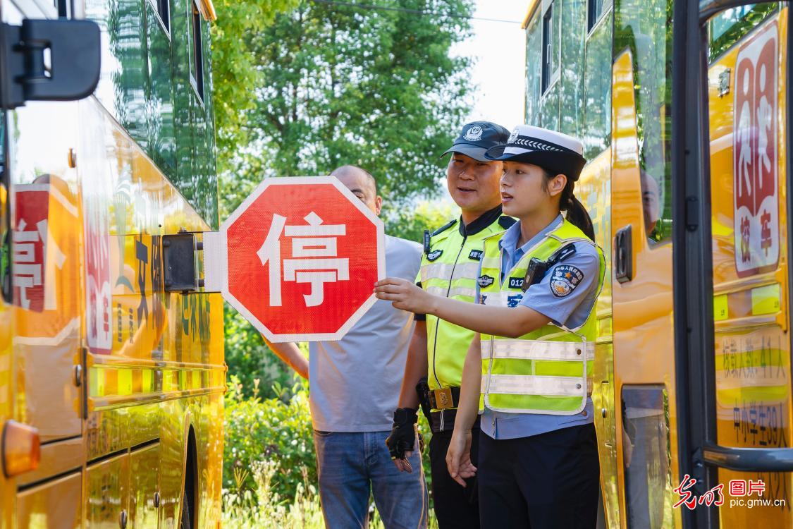 校车“体检”迎开学