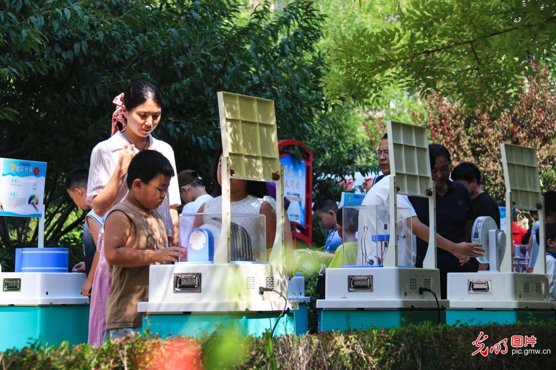 科普大篷车进社区 让科学触手可及