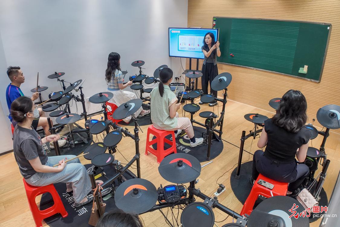 “鼓”动青春 燃爆夜校